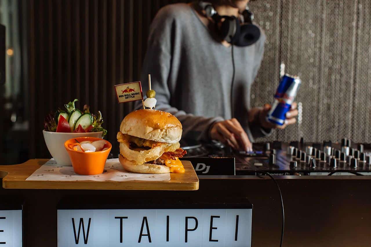 W飯店 x RED BULL MUSIC 3STYLE世界DJ大賽 3STYLE Cheese Burger BBQ培根起司堡，「DJ深夜也想來一口」的小趣味