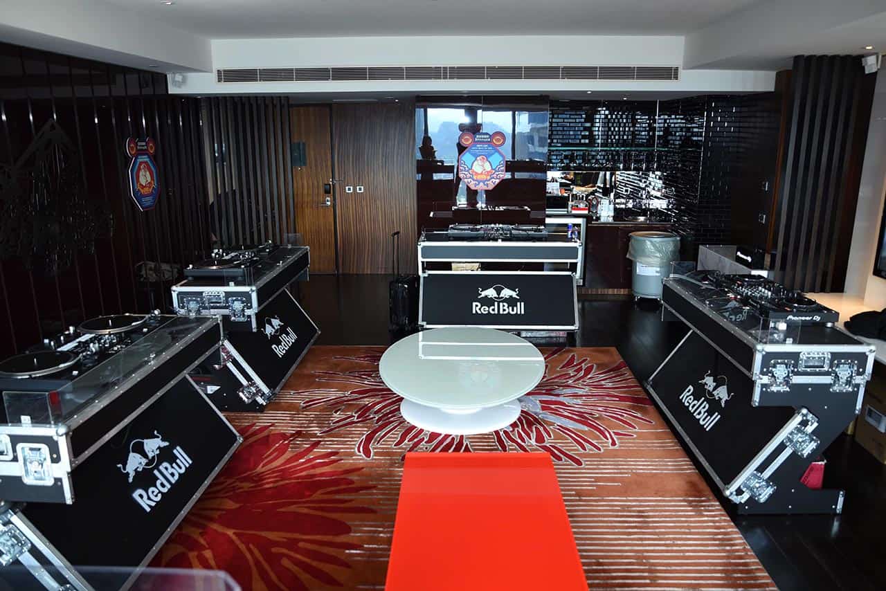 W飯店 x RED BULL MUSIC 3STYLE世界DJ大賽 DJ練習室有六大DJ台，24位決賽DJ在此盡情練習