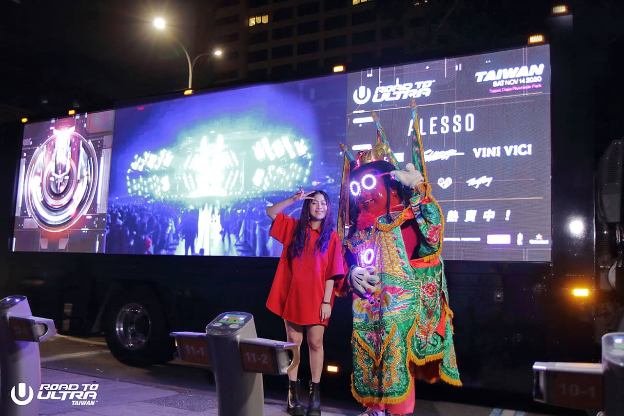 RayRay 與電音三太子在Ultra Taiwan 宣傳卡車前合照