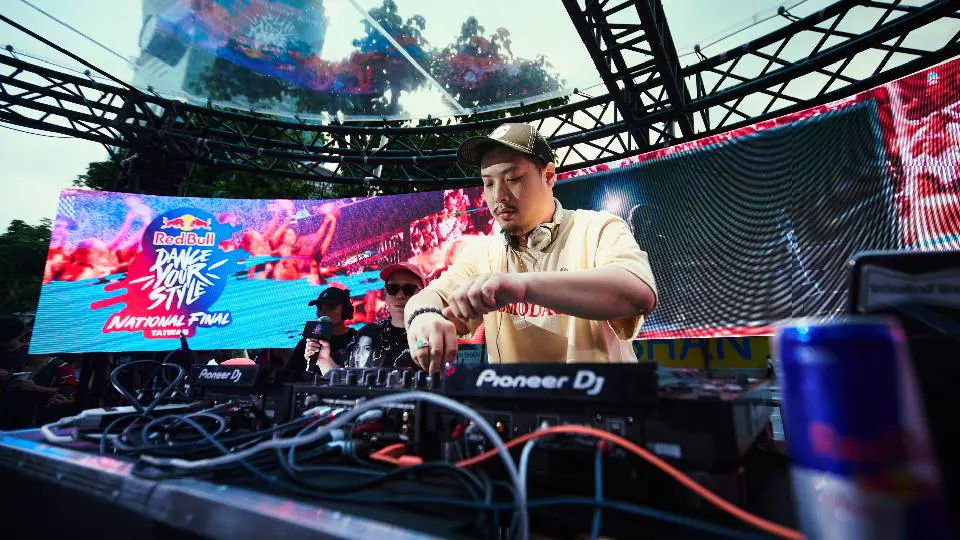 Red Bull Dance Your Style將由DJ 隨機播放跨越各種曲風的音樂，舞者必須以即興實力、個人魅力與氣場征服觀眾。（Red Bull 提供）